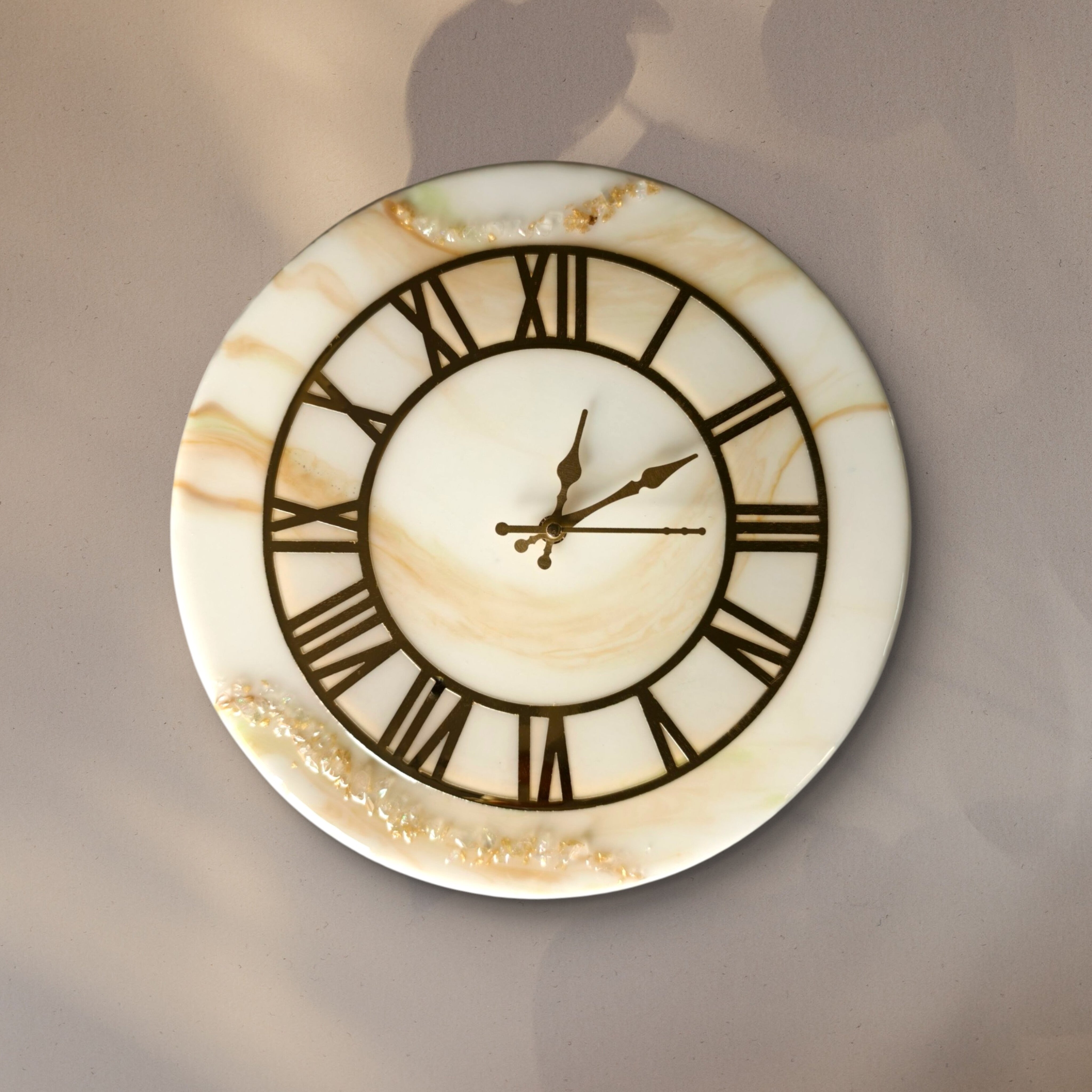 Golden Ivory Luxe Roman Resin Wall Clock – Handcrafted Marble Effect Home Décor